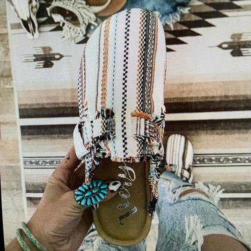 Women's Vintage Patterned Clogs – image 3